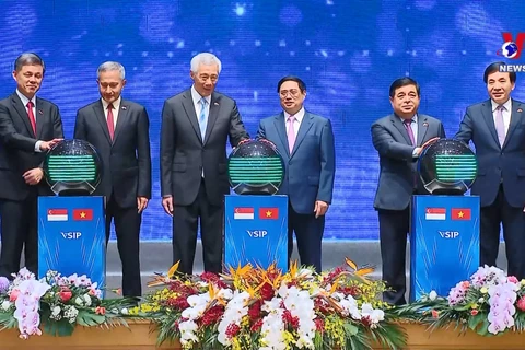 Vietnam, Singapore PMs attend investment promotion conference