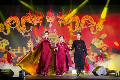 Hanoi’s past and present beauty through “ao dai” collection
