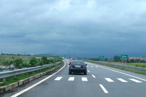 A proper mechanism should be developed to attract investors for the five component projects of the North-South Expressway. (Photo: VietnamPlus)