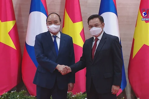 President Nguyen Xuan Phuc meets with Lao NA Chairman