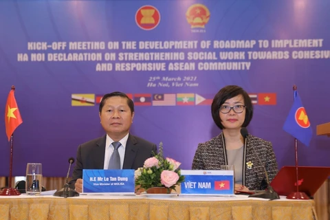 Deputy Minsiter of Labour, Invalids and Social Affairs Le Tan Dung chairs the meeting in Hanoi. (Photo: VNA)