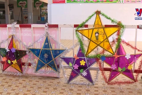 Soldiers make lanterns for kids during pandemic