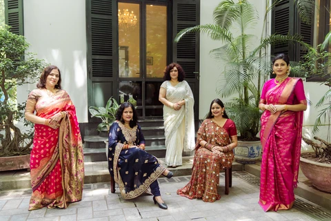 A photo capturing different kinds of Indian women’s traditional dress wins first prize at a photo contest organised by the Vietnam – India Friendship Association in Hanoi. 