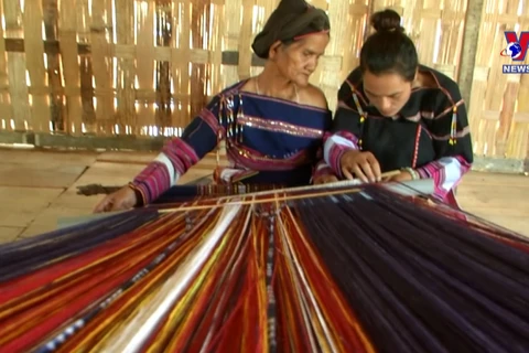 Jrai women endeavour to preserve brocade weaving 