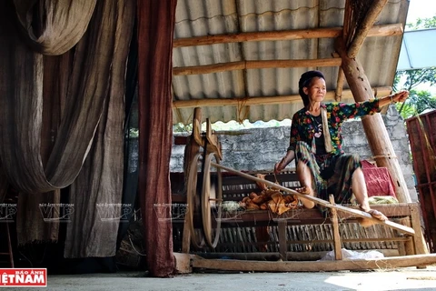 Craft of linen weaving in Lung Tam village
