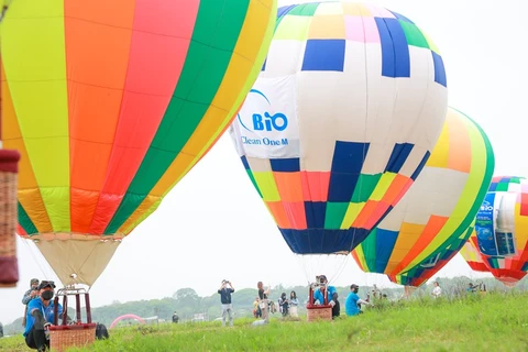 Hanoi hosts hot air balloon festival