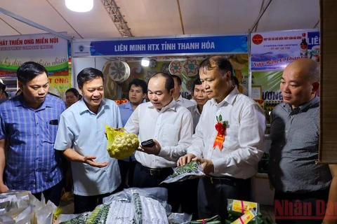 Cooperatives’ products, services introduced at Hanoi exhibition
