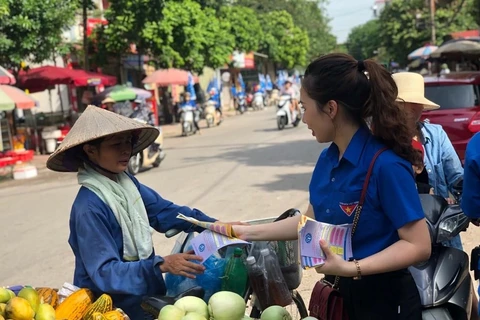 A worker is informed of the social insurance policy. (Photo: VietnamPlus)