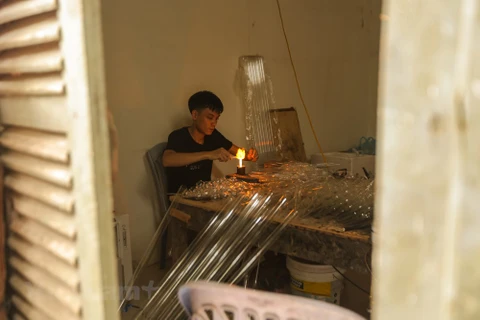 Hanoi village preserves tradition of glass blowing