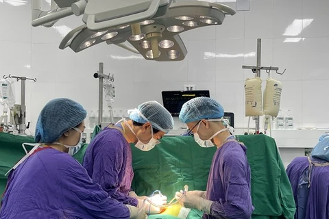 Vietnamese doctors successfully perform first heart-kidney transplant