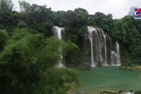 Ban Gioc waterfalls among world's most scenic border crossings