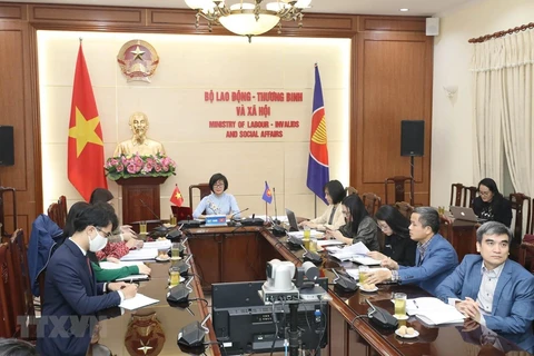The Vietnamese delegation attend the 16th ASEAN) Senior Labour Officials Meeting (Photo: VNA)