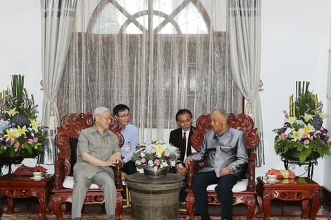 Party leader Nguyen Phu Trong visits Lao former Party chief 