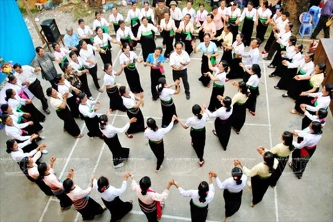 Seminar studies Vietnamese ethnic dancing