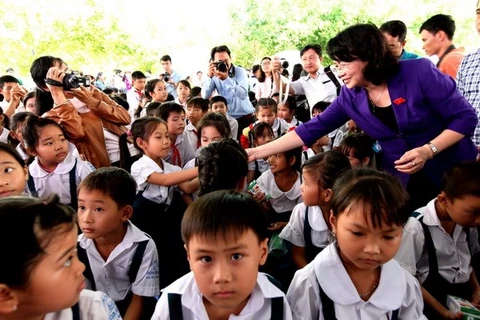 Vinh Long: over 1,400 kids get free milk 