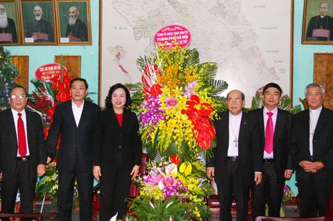 Hanoi authorities congratulate parishioners on Christmas 