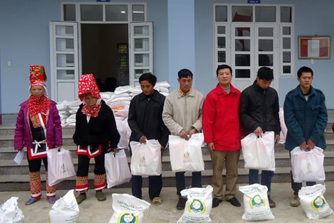 Vietnam Red Cross aims at one million Tet gifts for the poor