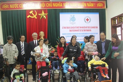 Japan charity presents wheelchairs to Thanh Hoa’s disabled children