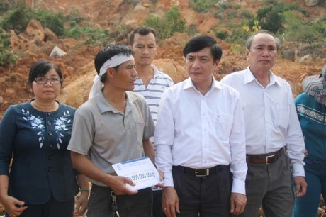 Flood-hit people in Khanh Hoa get support