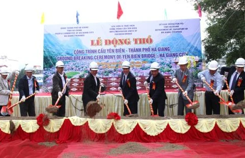 Ha Giang expands bridge construction to ease traffic jam