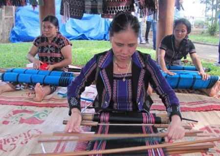 “Zeng” weaving becomes national intangible cultural heritage