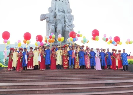 Soc Trang holds mass wedding ceremony for 17 couples