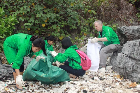 Volunteers clean up Ha Long Bay