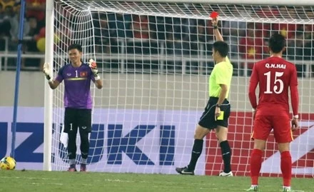 AFC fines Vietnam’s goalkeeper after red card