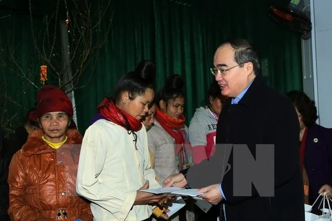 Front leader gives Tet gifts to poor households in Son La