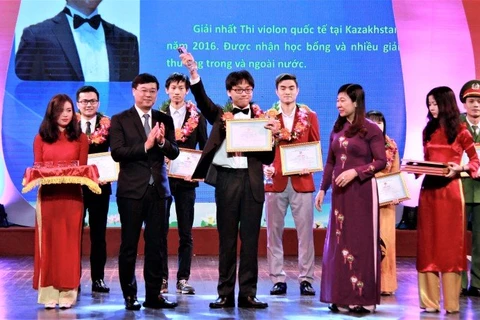 Hanoi honours outstanding youths in 2016