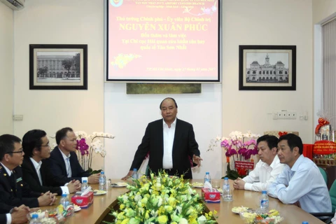 PM examines customs activities at Tan Son Nhat airport