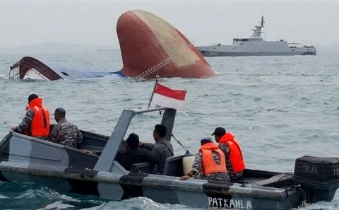 Indonesia: Seven killed as boat sank