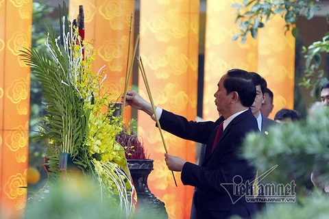 President offers incense at imperial citadel in Hanoi