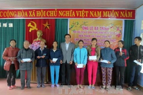 Thua Thien-Hue helps needy households escape poverty 