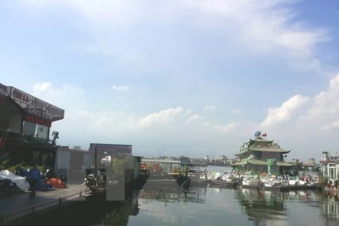 Boats, floating houses booted from West Lake