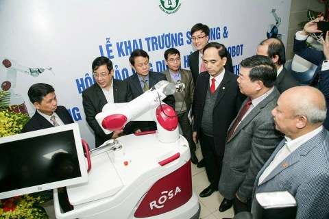 Bach Mai hospital uses robots in joint, neurological surgeries