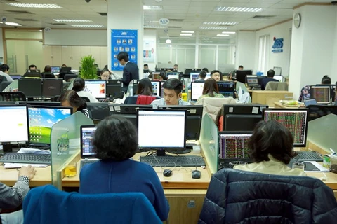 VN Index struggles to maintain growth