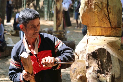 Competition features Central Highlands wooden folk sculptures 