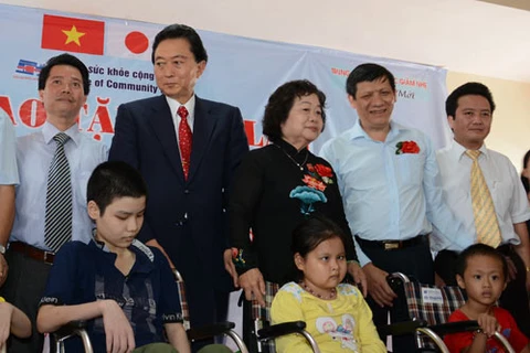 Former Japanese PM presents wheelchairs to Vietnamese disabled 