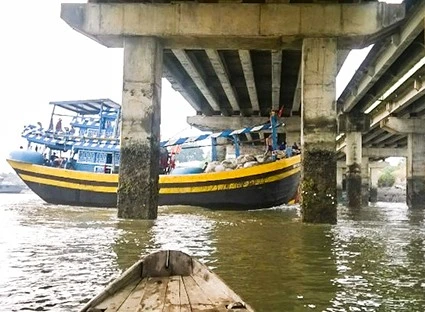  Low bridges endanger boats in southern province