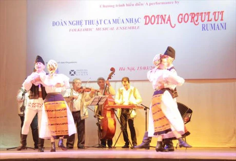 Art troupe helps promote Vietnam-Romania cultural exchanges