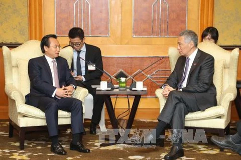 Singaporean PM meets Hanoi, Da Nang officials