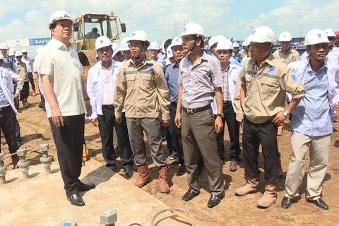 Deputy PM urges for faster progress of Long Phu 1 power plant 