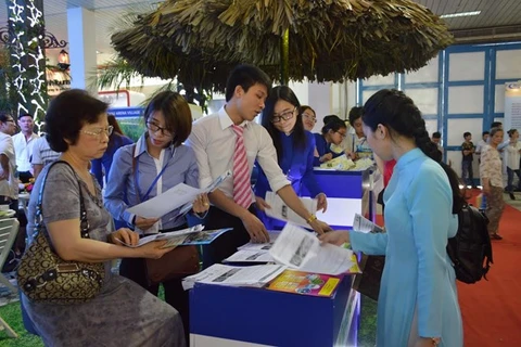 Travel agencies offer big discounts at Hanoi int'l travel mart 
