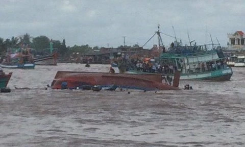 Boat capsizes, 2 killed in Nghinh Ong fest tragedy