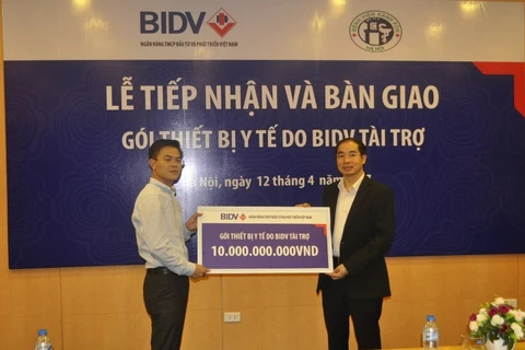 BIDV presents equipment to Hanoi’s Saint Paul Hospital 