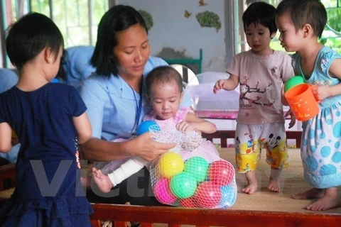 Quang Tri presents gifts to the disabled 