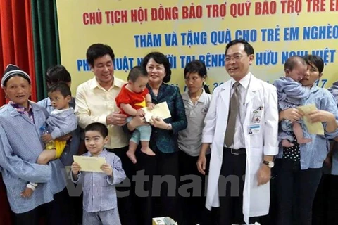 Vice President presents gifts to child patients with facial defects