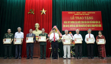 Laos awards medals to Da Nang’s volunteer soldiers 