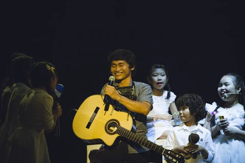 One-armed guitarists from Vietnam, Japan perform in HCM City